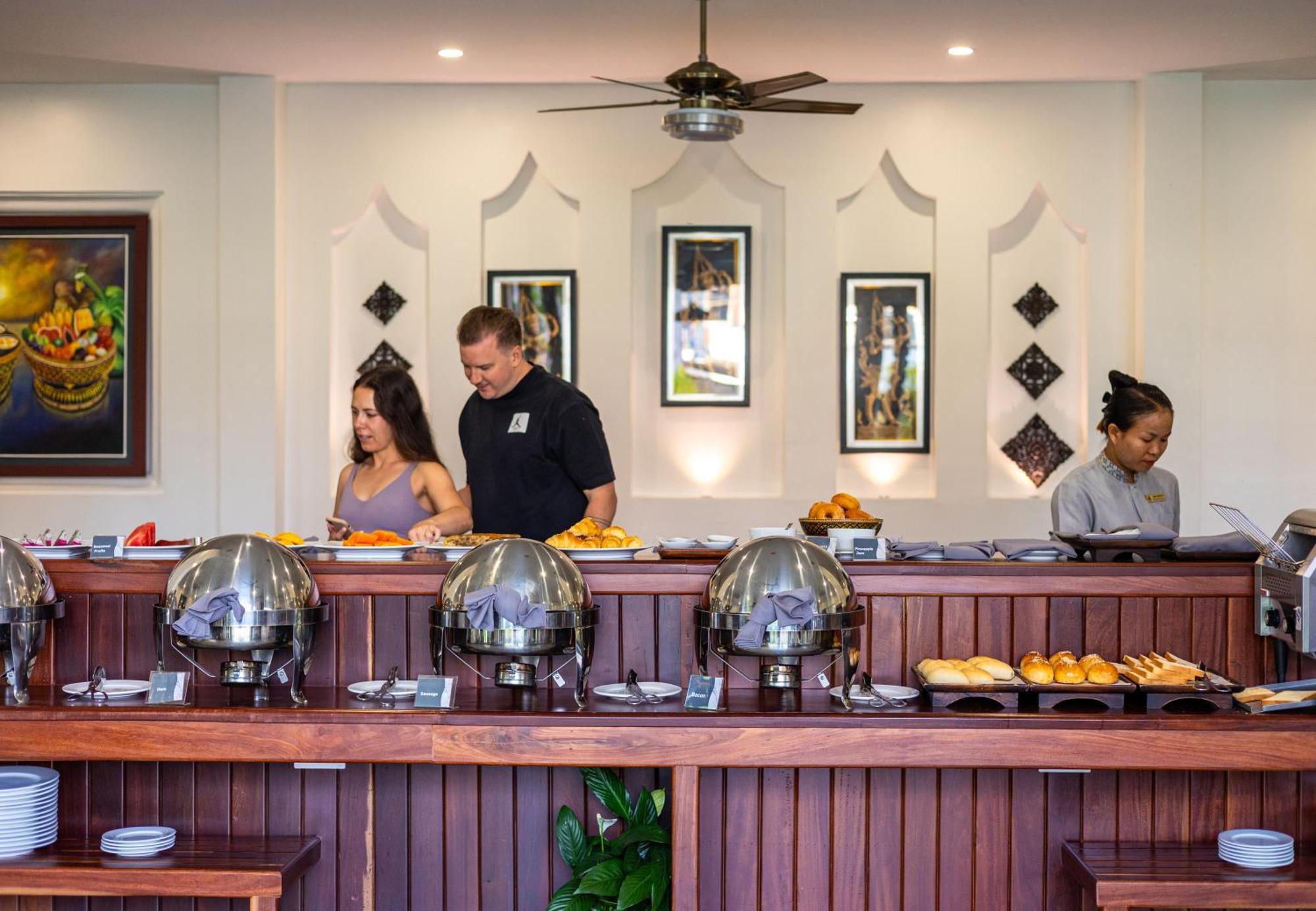 Two Seasons Siem Reap Hotel Экстерьер фото A buffet at a hotel