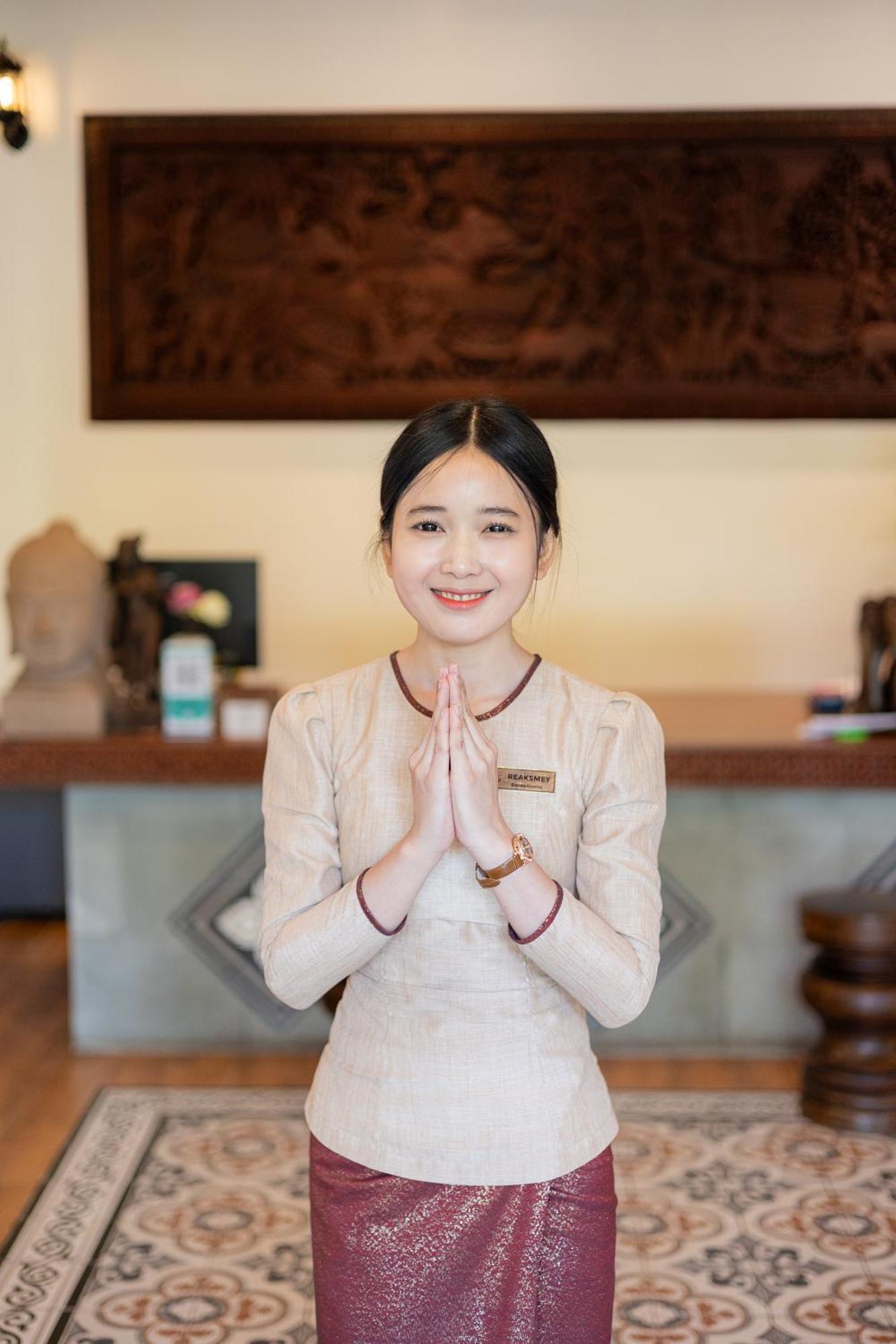 Two Seasons Siem Reap Hotel Экстерьер фото Thai woman greeting with the wai