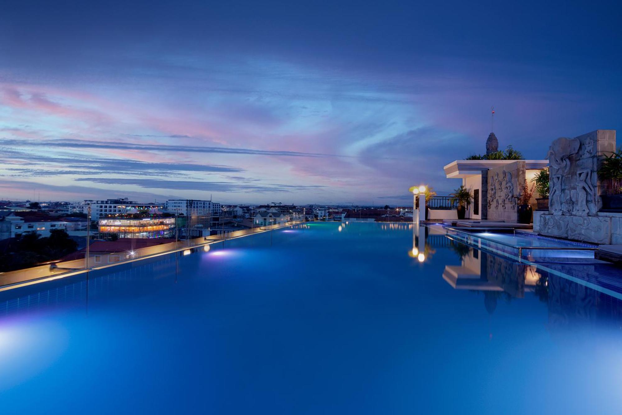 Two Seasons Siem Reap Hotel Экстерьер фото The rooftop pool at the hotel